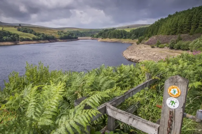 Framed Print : View of manmade reservoir with Holme Valley Riverside Way and Yorkshire Water Permissive Path signs, Digley Reservoir
