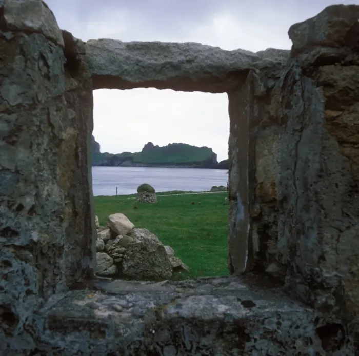 Framed Print : View through old window frame of derelict cottage, Village bay on Hirta, St Kilda, Hebrides, Scotalnd Framed Print : View through old window frame of derelict cottage, Village bay on Hirta, St Kilda, Hebrides, Scotalnd