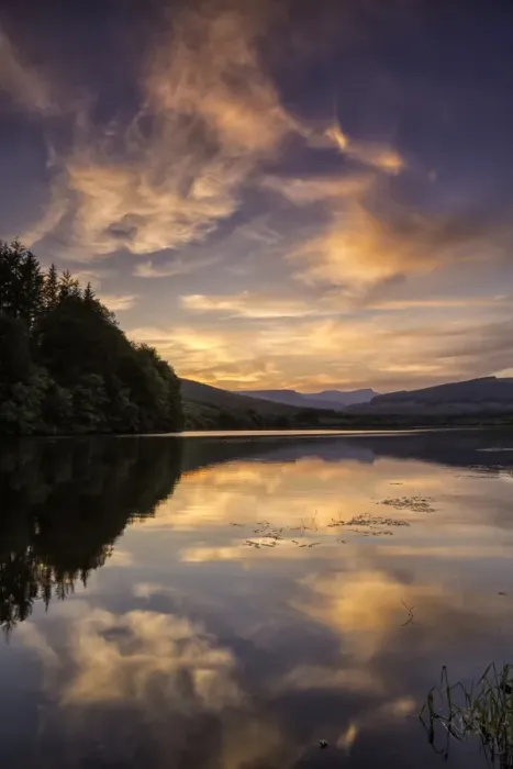 Framed Print : View of reservoir and distant hills at sunset, Penyfan, Taf Fechan Reservoir, Brecon Beacons N. P