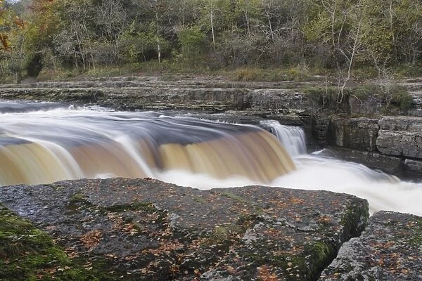 View of river flowing over limestone rocks, Aysgarth Falls, River Ure, Aysgarth, Wensleydale, Yorkshire Dales N. P