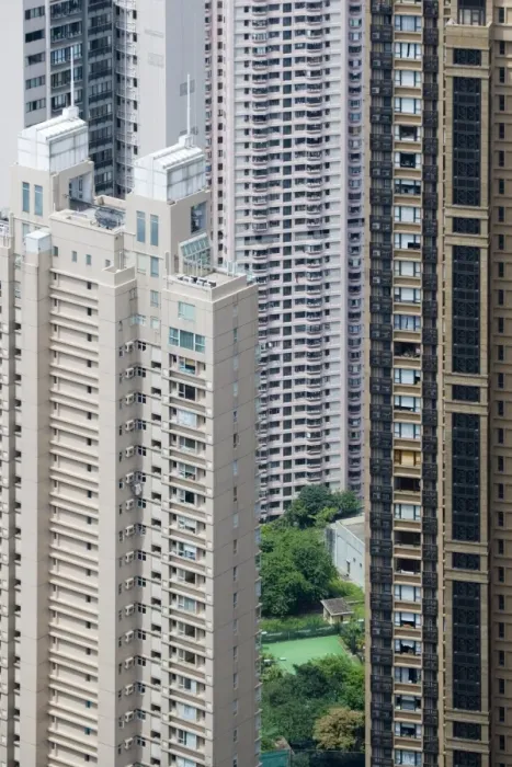 Framed Print : View of small garden and tennis court amongst skyscraper apartment blocks in densely populated area of city, Hong Kong Framed Print : View of small garden and tennis court amongst skyscraper apartment blocks in densely populated area of city, Hong Kong