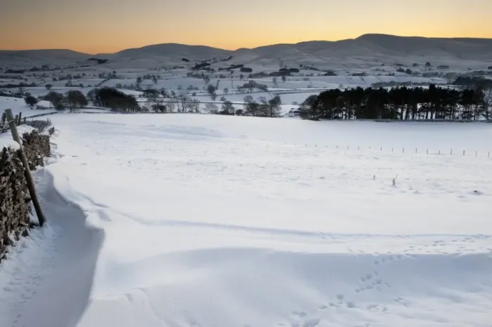Framed Print : View of snow covered farmland in evening, overlooking Ravenstonedale area on northern fringe of Howgill Fells, Cumbria