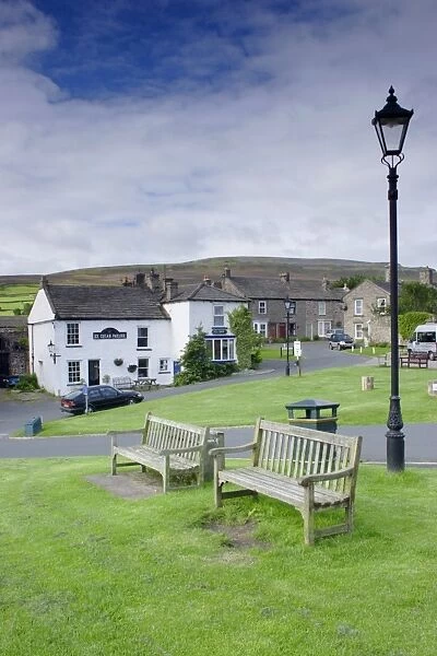 Village green with benches and lamppost, Reeth, Swaledale, Yorkshire Dales N. P. North Yorkshire, England, august