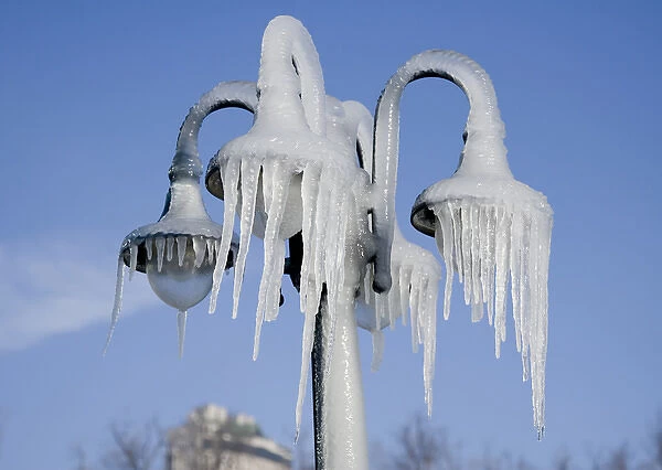 Canada, Ontario, Toronto, Niagara Falls. Frozen lamppost with icicles. Credit as