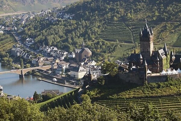 Germany, Rheinland-Pfalz, Cochem, Reichsburg castle overlooking the town and River Mosel