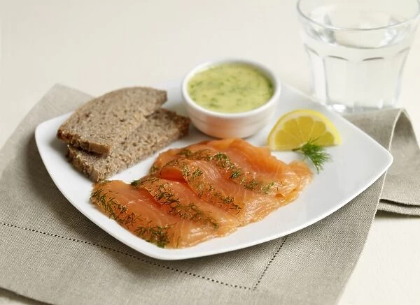Gravadlax with rye bread and sauce