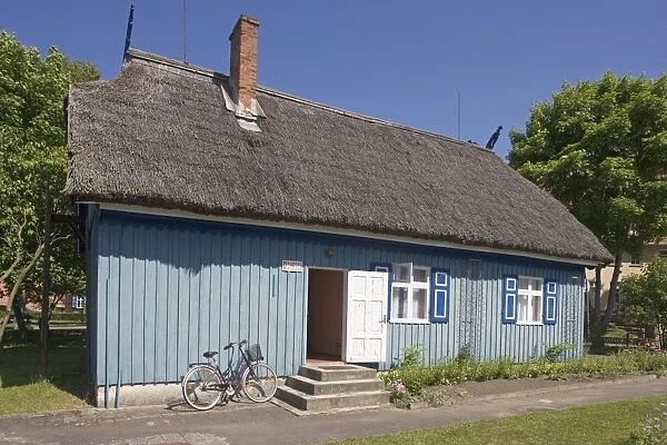 Lithuania, Klaipeda, Curonian Spit, Nida, traditional house with straw roof