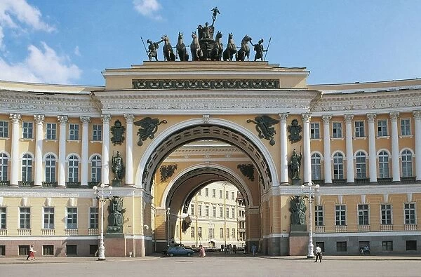 Russia, Saint Petersburg, Palace Square (Dvorcovaja ploscad), Triumphal arch (Triumfal naja arka) designed by architect Carlo Rossi, 1829