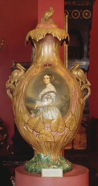Commemorative vase with a portrait of Queen Victoria, 1851 (ceramic)