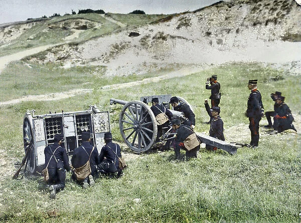 French soldiers with a mortar during the Battle of the Marne east of Paris