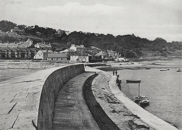 Lyme Regis from the Cobb (b  /  w photo)