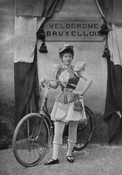 Portrait of a woman cyclist. Photography, late 19th century, Paris. Coll. Selva