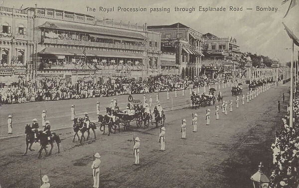 Royal procession on Esplanade Road, Bombay, on the visit of King George V and Queen Mary to India to attend the Delhi Durbar, 1911 (b  /  w photo)