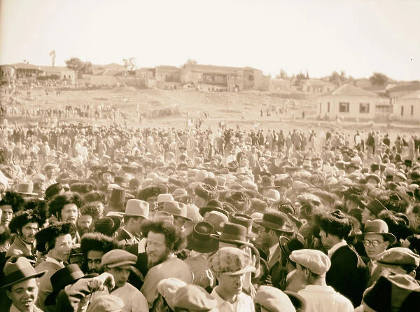 Crowd mixed Orthodox Jews arrived scene mass
