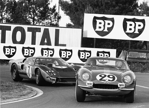 1966 Le Mans 24 Hours: Piers Courage  /  Roy Pike, 8th position, leads Graham Hill  /  Brian Muir, retired, action