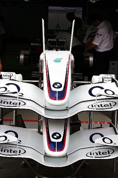 Formula One World Championship: Upright wings on the BMW Sauber F1. 06