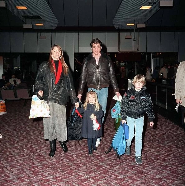 Christoper Reeve Superman Actor December 1986, arriving at London airport with his family
