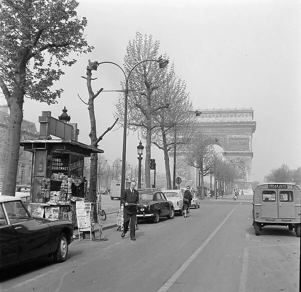 Newspaper kiosk booth close to the Arc De Triomphe May 1960