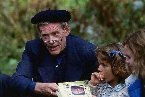 Peter O Toole actor wearing beret glasses August 1989 with little girls