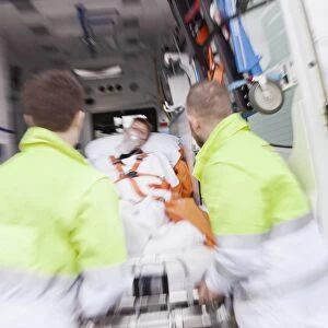 Cardiac patient in an ambulance C016 / 7458