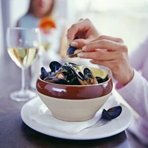 Eating mussels