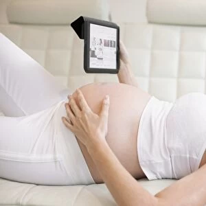 Pregnant woman using tablet computer F008 / 3150