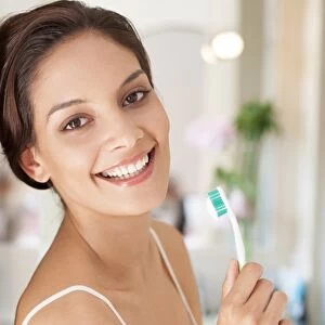 Woman brushing her teeth F008 / 2799