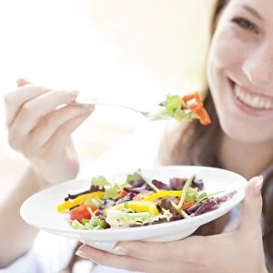 Young woman eating a salad F008 / 2814