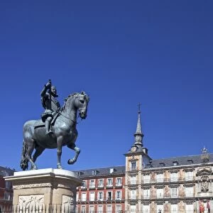 Casa Panaderia and statue of Felipe III on a horse, Plaza Mayor, Madrid, Spain, Europe