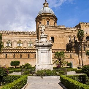 Santa Rosalia Statue in front of Palermo Cathedral (Duomo di Palermo), Palermo, Sicily, Italy, Europe