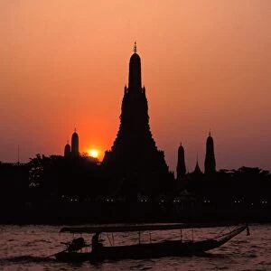 Silhouette of Wat Arun (Temple of the Dawn)