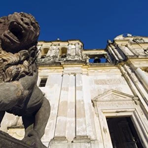 Stone statue of a lion outside Leon Cathedral, Basilica de la Asuncion
