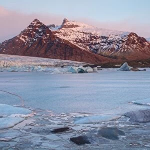 Iceland, Austurland, First lights of dawn in a glacier lagoon