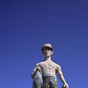 A statue of a pescador