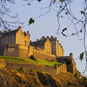 UK, Scotland, Lothian, Edinburgh, View of the Edinburgh Castle illuminated by the sunset