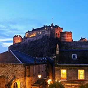 UK, Scotland, Lothian, Edinburgh, Twilight view of the Old Town and the Castle