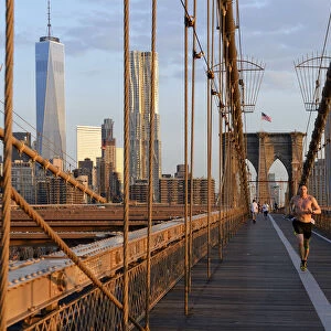 USA, New York, Brooklyn Bridge, man running over Brooklyn brighe in the morning