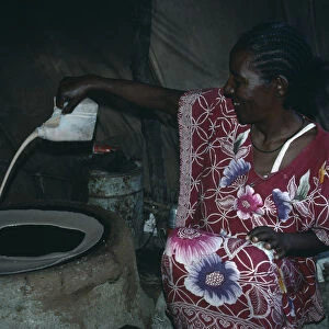 SUDAN, East Ethiopian refugee woman making Sudanese flat bread or Kisra
