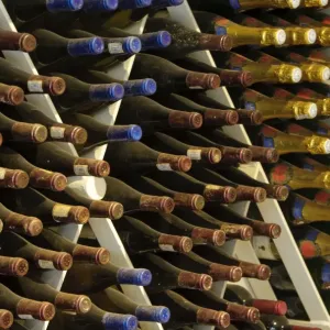 Cerrado de la botella de vino almacenada en bodega y Boschendal Vineyard ubicados en Franschoek. Provincia del Cabo Occidental. Sudáfrica Cerrado de la botella de vino almacenada en bodega y Boschendal Vineyard ubicados en Franschoek. Provincia del Cabo Occidental. Sudáfrica