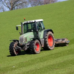 Tractor Fendt Favorit 716 con ruedas, pastizal de césped rodado en el campo de la Inglaterra abril Tractor Fendt Favorit 716 con ruedas, pastizal de césped rodado en el campo de la Inglaterra abril