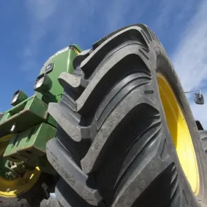 Tractor John Deere 4455, imagen de cerca del rueda en Suecia Tractor John Deere 4455, imagen de cerca del rueda en Suecia