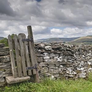 Stile and gate in drystone wall on public footpath, near Burtersett, Hawes, Wensleydale, Yorkshire Dales N. P