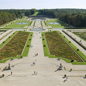 View of formal garden with parterre and ornamental ponds, Chateau de Vaux-le-Vicomte, Maincy, Seine-et-Marne, France