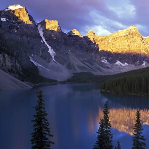 Canada, Alberta, Banff NP, Moraine Lake at First Light