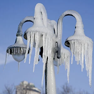 Canada, Ontario, Toronto, Niagara Falls. Frozen lamppost with icicles. Credit as