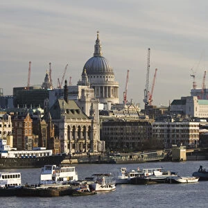 ENGLAND-London: View towards St. Pauls Cathedral along Thames River / Morning