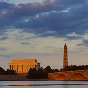 USA, District of Columbia, Washingon, Memorial Bridge and the Lincoln Memorial at Sunset