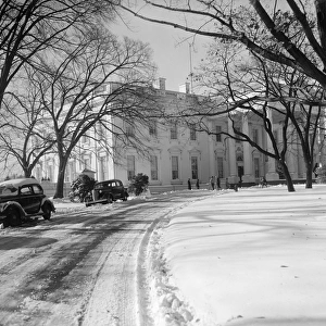 WASHINGTON, D. C. : SNOW, 1938. A view of the White House in Washington, D