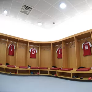 Arsenal Changing Room: Pre-Match Huddle before Europa League Semi-Final vs Atletico Madrid