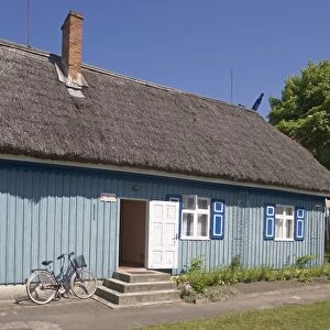 Lithuania, Klaipeda, Curonian Spit, Nida, traditional house with straw roof